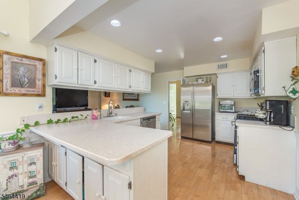 8 Birdseye Cir, Wayne Twp., NJ 07470 — photo 4