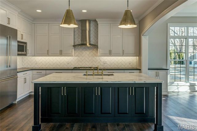 184 Brooktrail Court, Creve Coeur, MO 63141