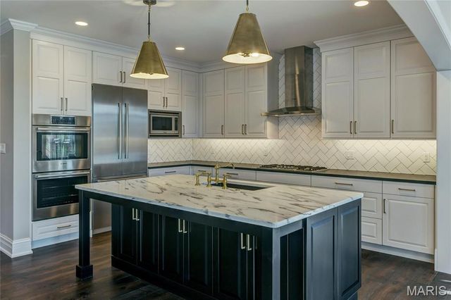 184 Brooktrail Court, Creve Coeur, MO 63141