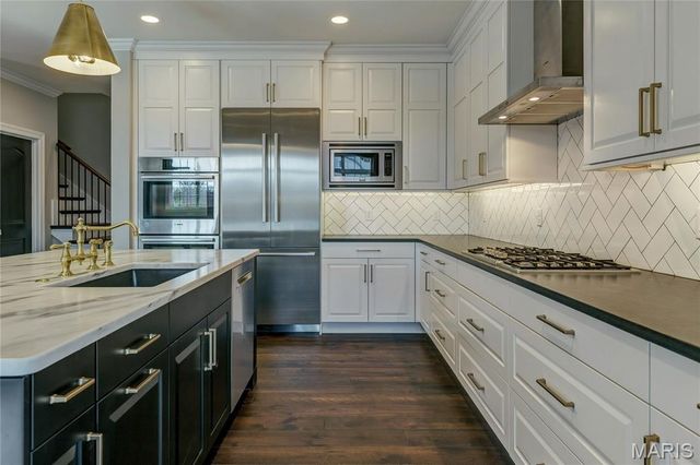 184 Brooktrail Court, Creve Coeur, MO 63141