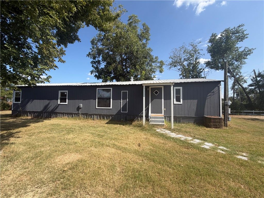 204 South Glass Street, Franklin, TX 77856 — exterior