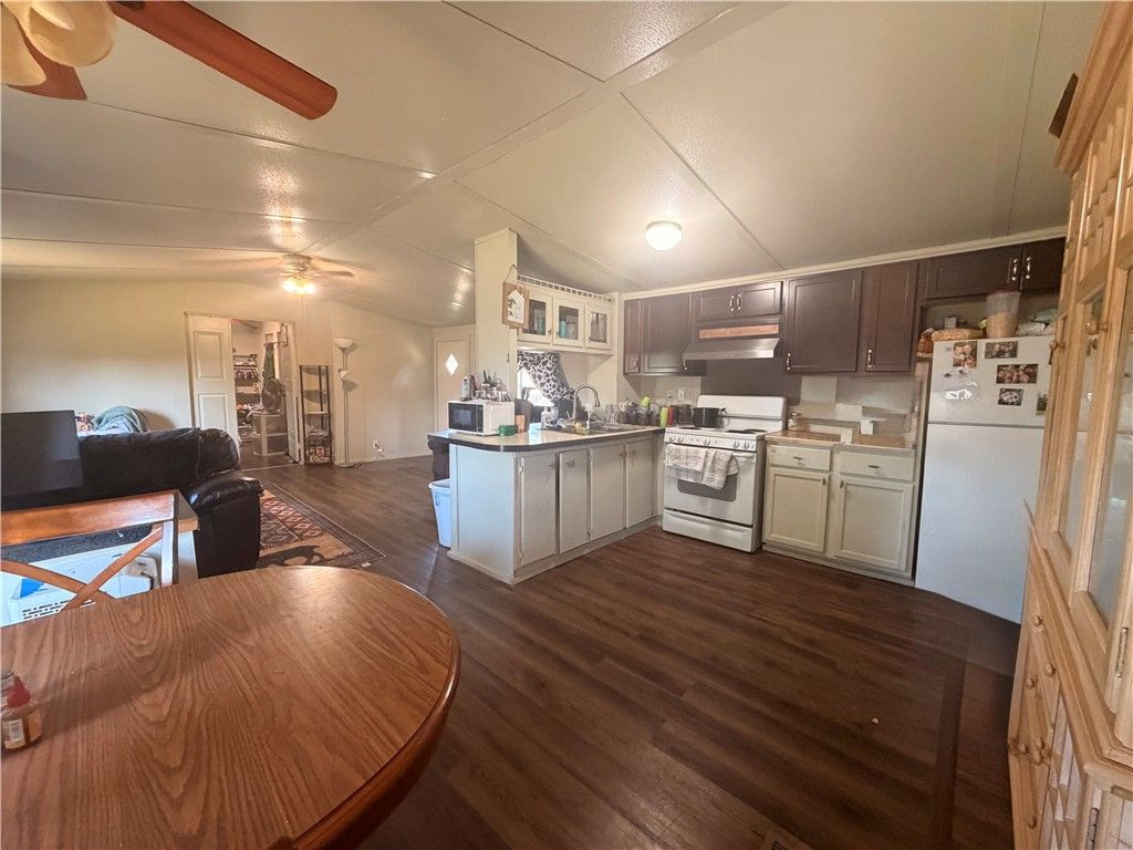 204 South Glass Street, Franklin, TX 77856 — photo 2