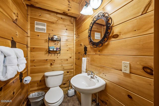 2040 Cougar Crossing Way, Sevierville, TN 37862