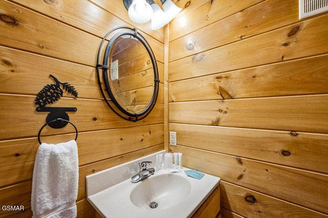 2040 Cougar Crossing Way, Sevierville, TN 37862