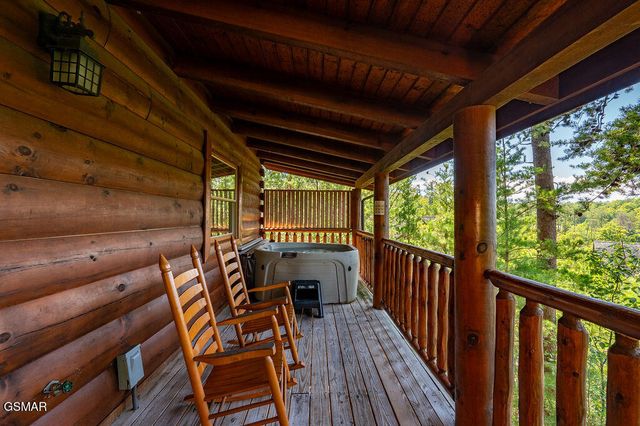 2040 Cougar Crossing Way, Sevierville, TN 37862
