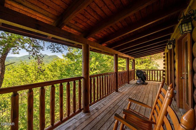 2040 Cougar Crossing Way, Sevierville, TN 37862