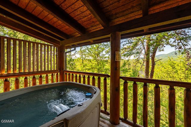 2040 Cougar Crossing Way, Sevierville, TN 37862