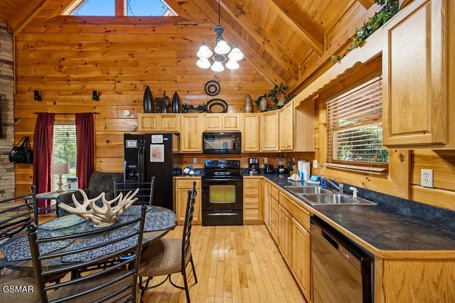 2040 Cougar Crossing Way, Sevierville, TN 37862
