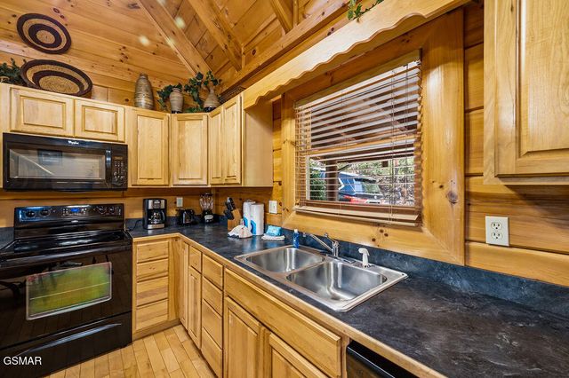 2040 Cougar Crossing Way, Sevierville, TN 37862