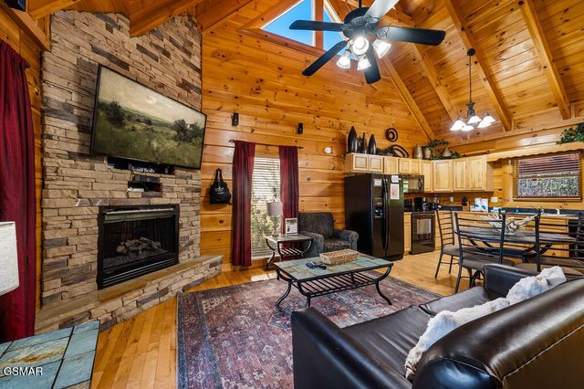2040 Cougar Crossing Way, Sevierville, TN 37862