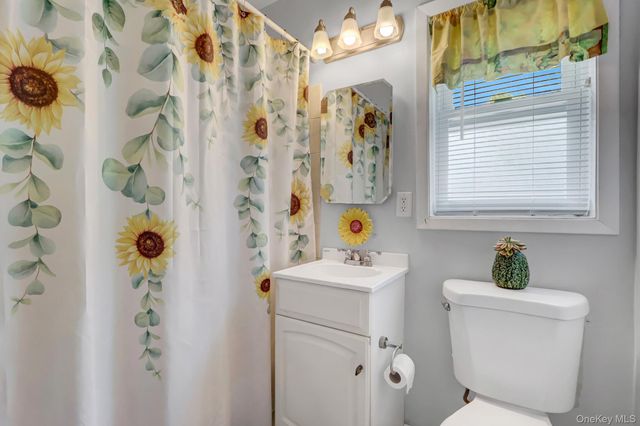 21 Toehee Place 2B, Islip, NY 11751