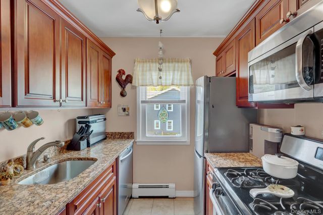 21 Toehee Place 2B, Islip, NY 11751