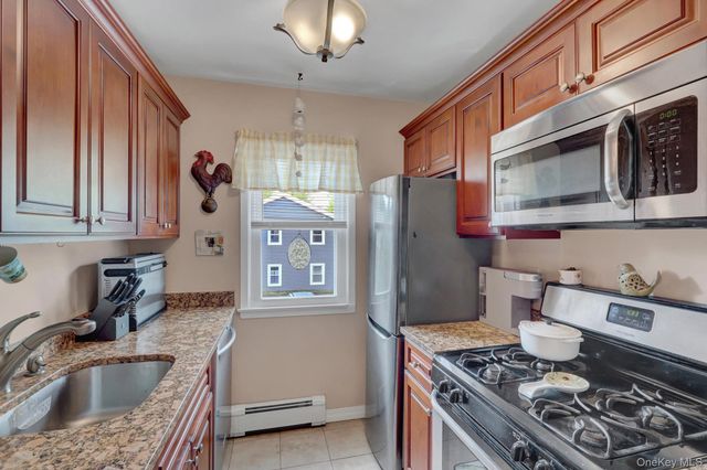 21 Toehee Place 2B, Islip, NY 11751