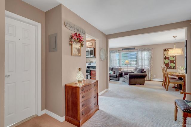 21 Toehee Place 2B, Islip, NY 11751