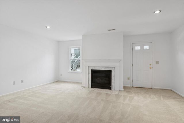 9 CREEK LN, Newark, DE 19702