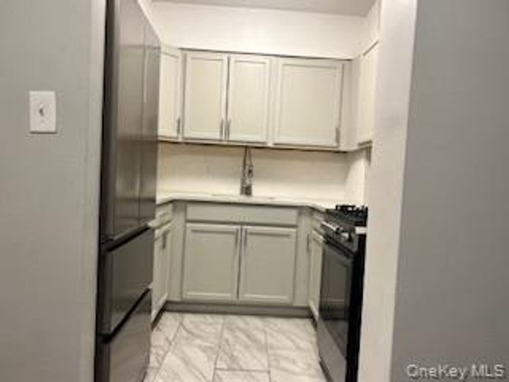 49 Edwards Street T, Roslyn Heights, NY 11577 — photo 2