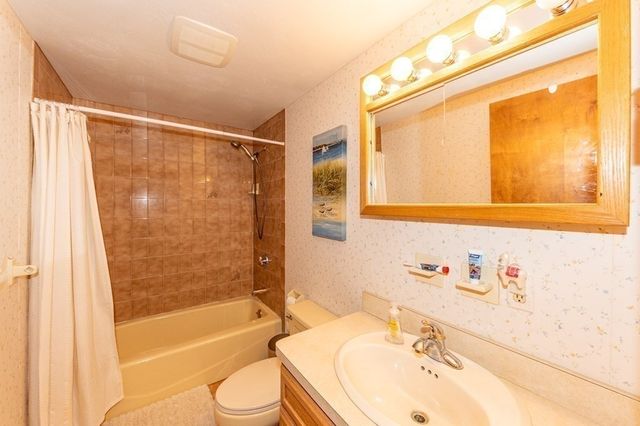 6 Leonard St, Lakeville, MA 02347