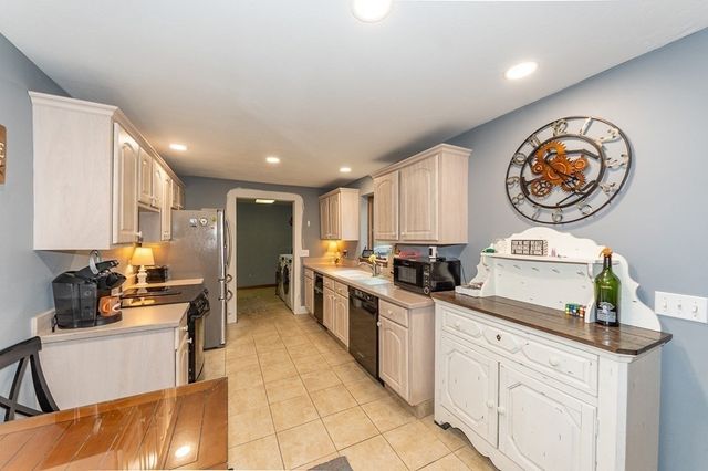 6 Leonard St, Lakeville, MA 02347