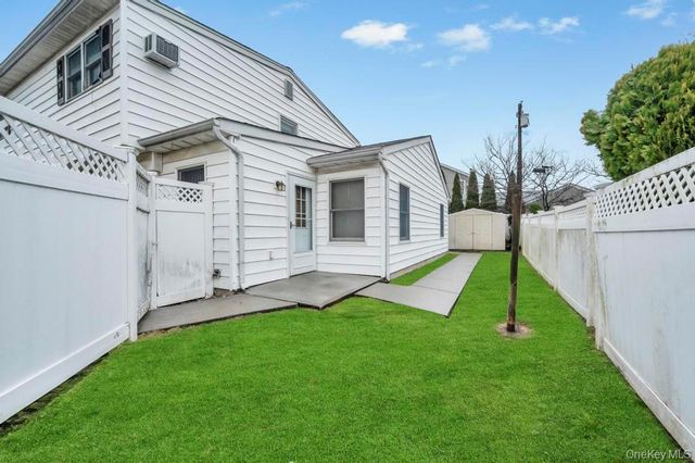 33 Pond Lane, Levittown, NY 11756