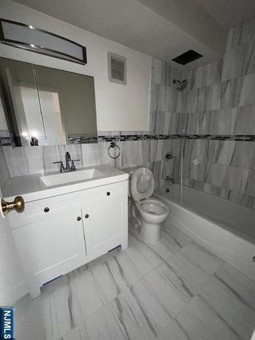 77 Prospect Avenue 2D, Hackensack, NJ 07601