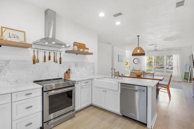 996 Saltwater Cir, St Augustine, FL 32080