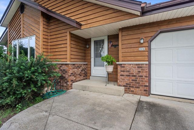 226 Corby DRIVE, North Prairie, WI 53153