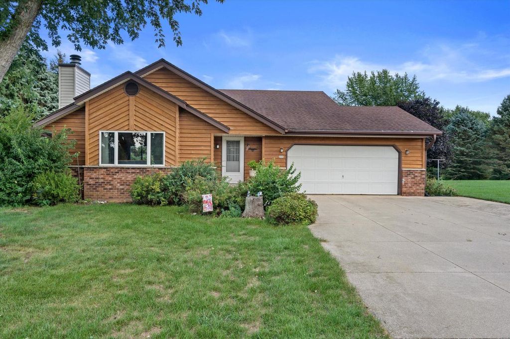 226 Corby DRIVE, North Prairie, WI 53153