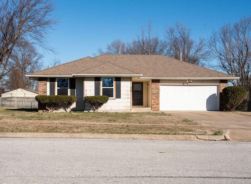 2279 W Roxbury Street, Springfield, MO 65807