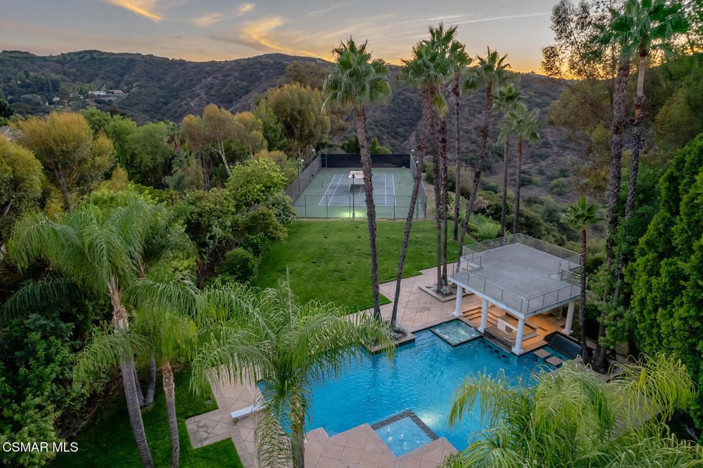 19808 Sleepyhollow Lane, Tarzana, CA 91356 — photo 2
