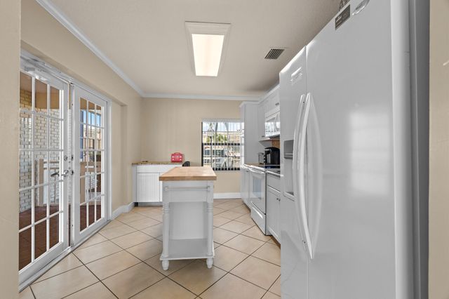 130 CYPRESS CLUB Drive 306, Pompano Beach, FL 33060