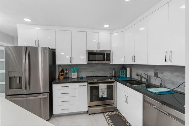 130 CYPRESS CLUB Drive 306, Pompano Beach, FL 33060