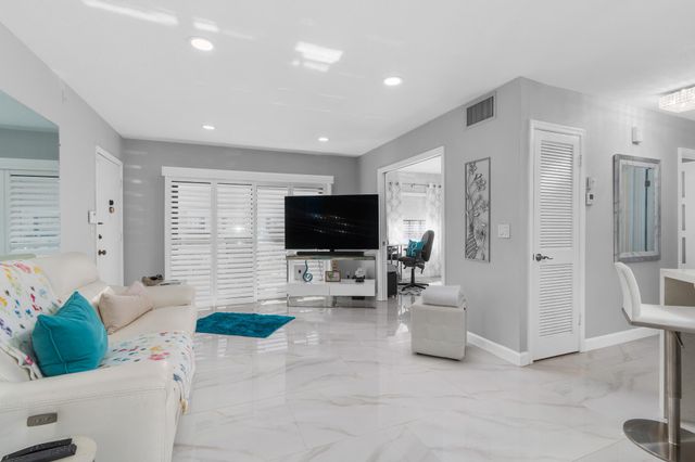 130 CYPRESS CLUB Drive 306, Pompano Beach, FL 33060