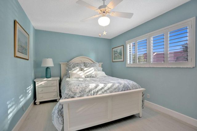 4 Lexington Lane E G, Palm Beach Gardens, FL 33418