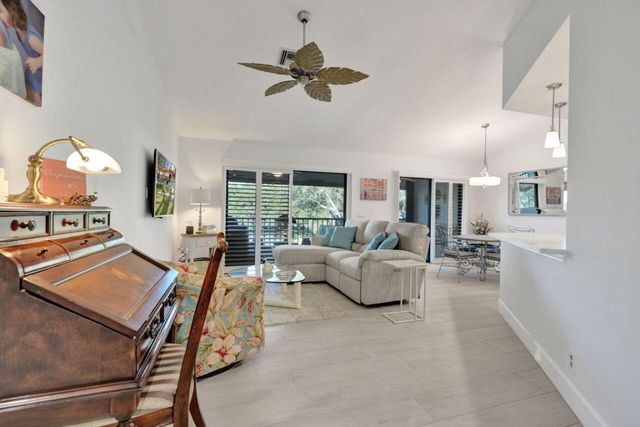 4 Lexington Lane E G, Palm Beach Gardens, FL 33418