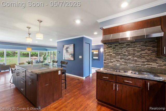 27869 Old Colony Street, Farmington, MI 48334