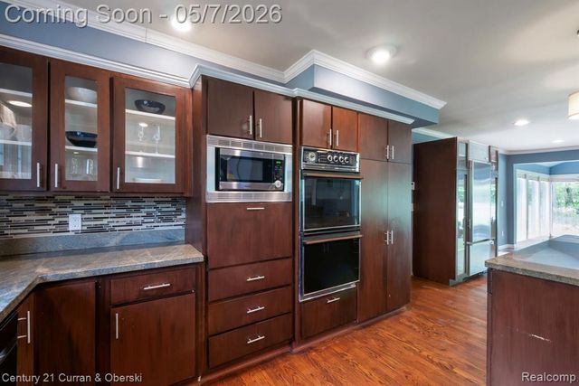 27869 Old Colony Street, Farmington, MI 48334