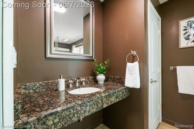 27869 Old Colony Street, Farmington, MI 48334
