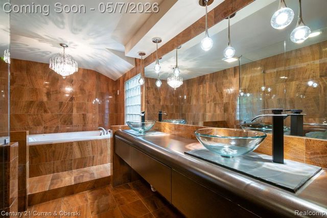 27869 Old Colony Street, Farmington, MI 48334