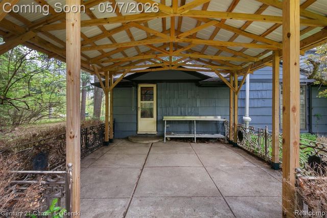 27869 Old Colony Street, Farmington, MI 48334