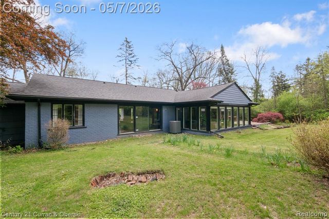 27869 Old Colony Street, Farmington, MI 48334