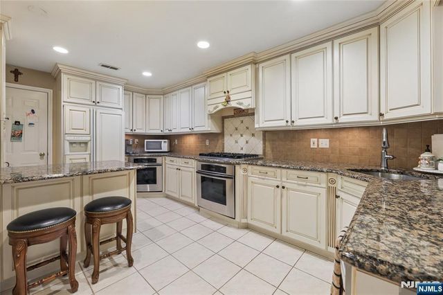 7 Valen, Franklin Lakes, NJ 07417