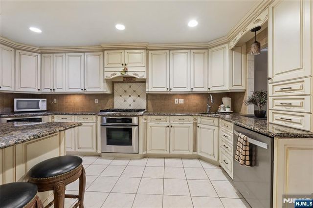 7 Valen, Franklin Lakes, NJ 07417