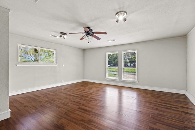 878 N Main Drive, Van Alstyne, TX 75495
