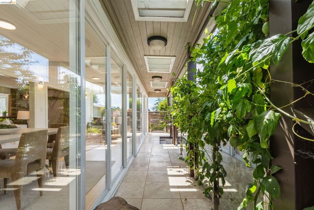 5800 Saint Paul Ct, Oakland, CA 94618