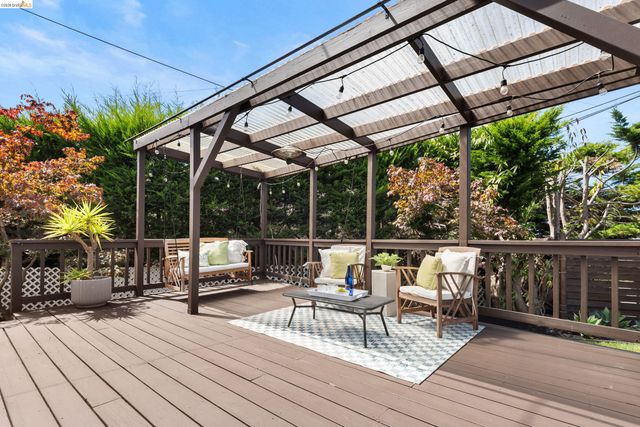 5800 Saint Paul Ct, Oakland, CA 94618