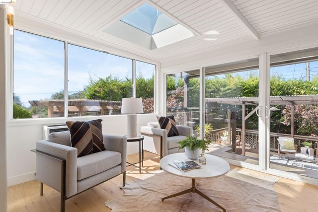 5800 Saint Paul Ct, Oakland, CA 94618