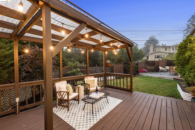 5800 Saint Paul Ct, Oakland, CA 94618