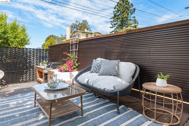 5800 Saint Paul Ct, Oakland, CA 94618