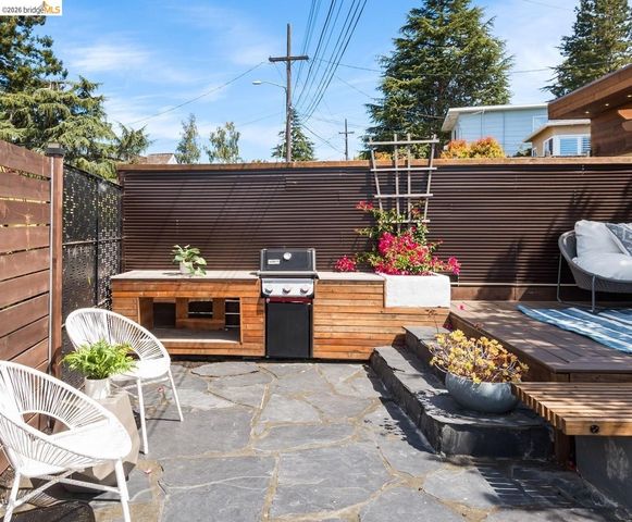 5800 Saint Paul Ct, Oakland, CA 94618