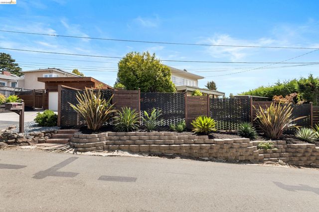 5800 Saint Paul Ct, Oakland, CA 94618